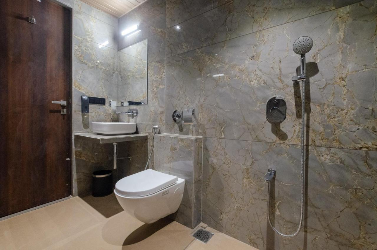 Hotel Diamond 26 スーラト エクステリア 写真