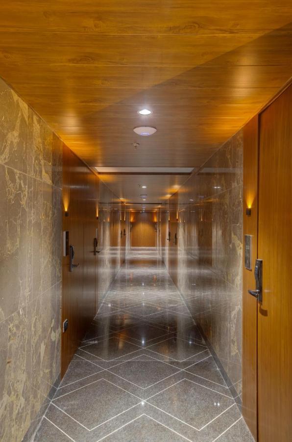 Hotel Diamond 26 スーラト エクステリア 写真